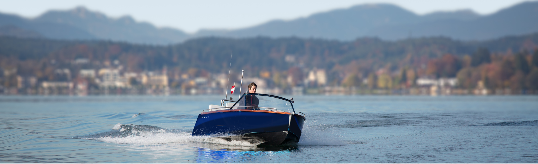 STH M16 Motorboot fährt schnell über den See